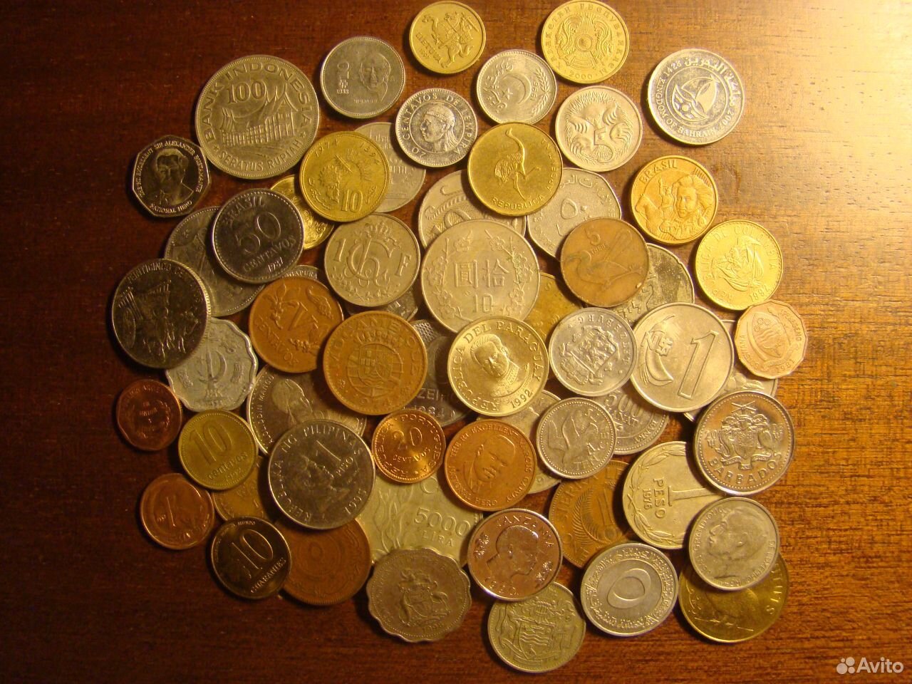 монеты. старинные иностранные монеты. кучка монет. деньги монеты. нумизматы коллекционеры монет.