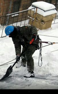 Уборка снега с крыш альпинистами