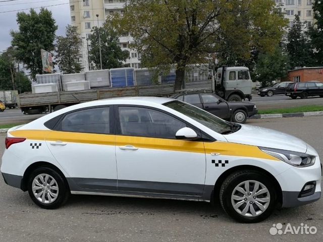 Hyundai Solaris 2018 оклейка такси