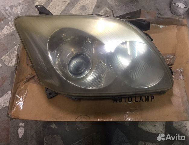 Toyota avensis фара