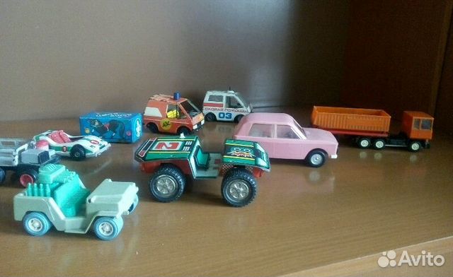 Много советских машинок и самолет