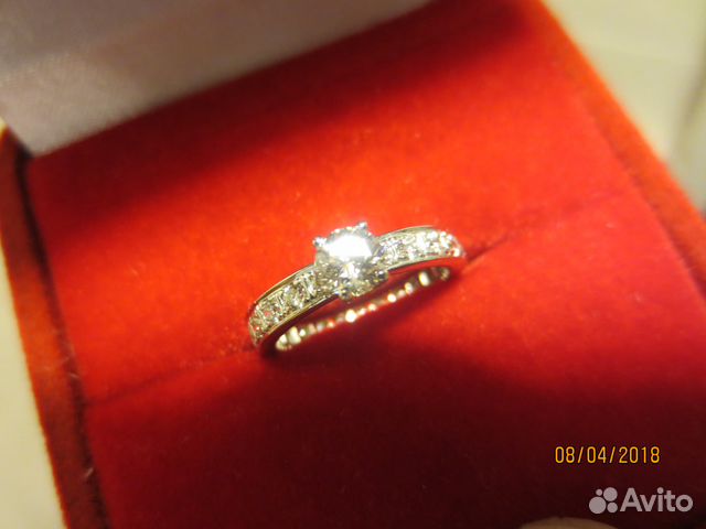 Продаю золотое кольцо с очень чистыми бриллиантами Продаю золотое кольцо с очень чистыми бриллиантами