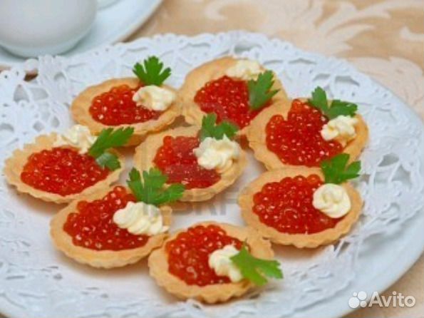 Икра на крекерах. Как подавать икру к столу. Как подавать икру к столу. Красивая подача красной икры. Маленькие бутерброды для фуршета.