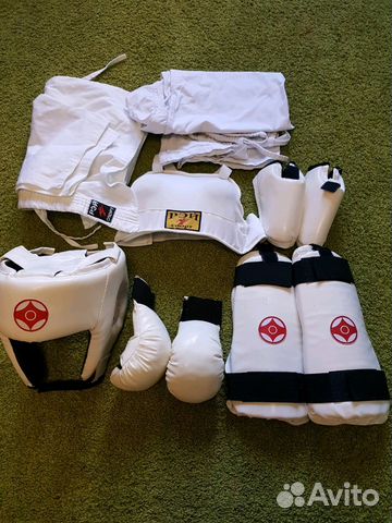 Кимоно и полный комплект защиты на девочку 7-9 лет Кимоно и полный комплект защиты на девочку 7-9 лет