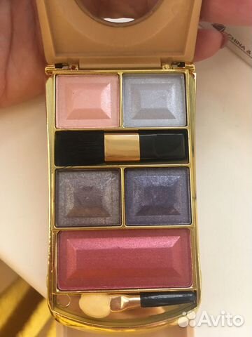 Косметический набор: тени, пудра, румяна, кисточки Косметический набор: тени, пудра, румяна, кисточки