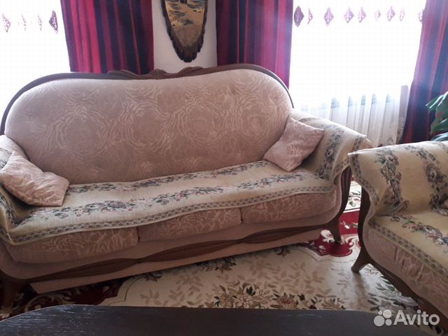 Холл с двумя креслами