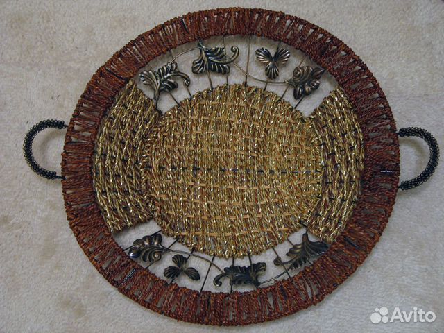 Большое плетёное блюдо с металлическими листьями