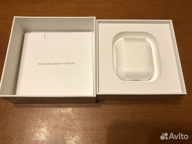 Наушники AirPods с беспроводным зарядным футляром Наушники AirPods с беспроводным зарядным футляром