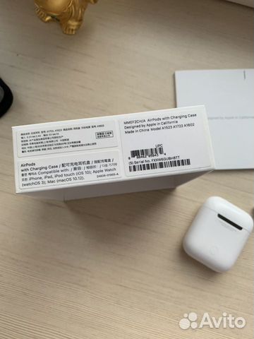 Кейс и правый наушник Airpods