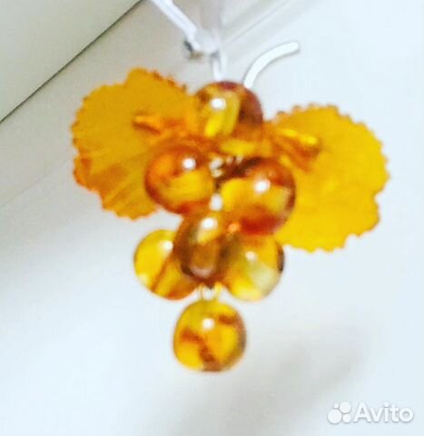 Брошь Ягоды на веточке, янтарь. Янтарный комбинат Брошь Ягоды на веточке, янтарь. Янтарный комбинат