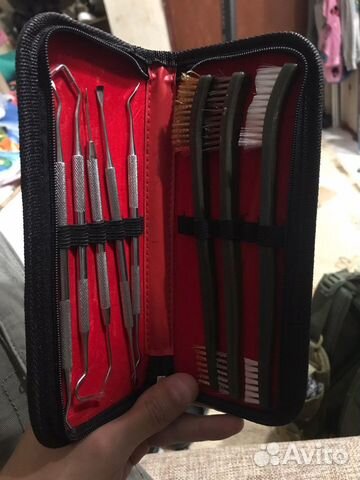 Щетки и металлические крючки для оружия в футляре