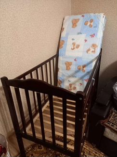 Детская кроватка с поперечным маятником