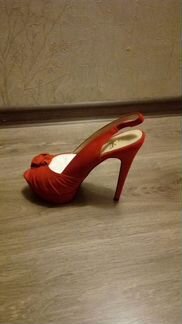 Продам новые замшевые туфли Christian Louboutin