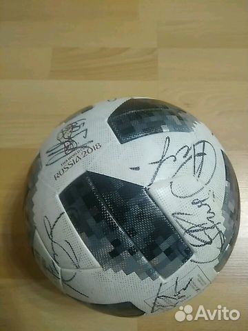 Футбольный мяч с автографами игроков сборной