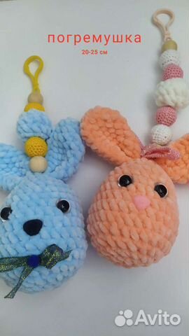 Зайка погремушка вязанная