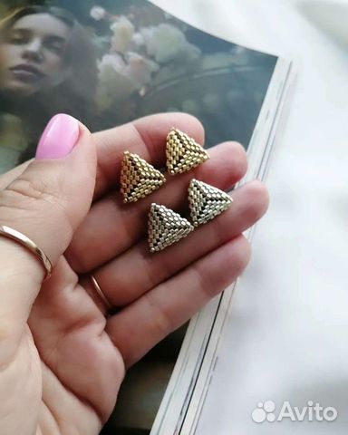 Серьги-гвоздики из бисера ручной работы