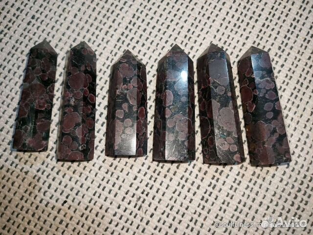 Гранат в нуумите кристаллы