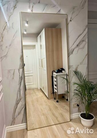 Зеркало в тонкой золотой стальной раме