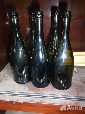 Пустые бутылки из под шампанского