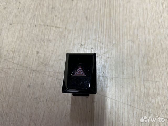 Кнопка аварийной сигнализации Toyota Camry 75