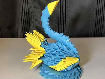 Модульное оригами голубо-желтый лебедь