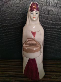 Очень редкая статуэтка «Девушка Армянка с караваем