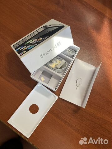 Коробки от iPhone, зарядное устройство