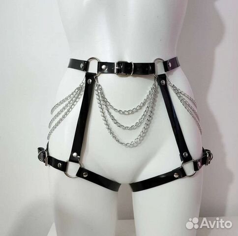 Гартеры с цепочками из лаковой кожи под латекс