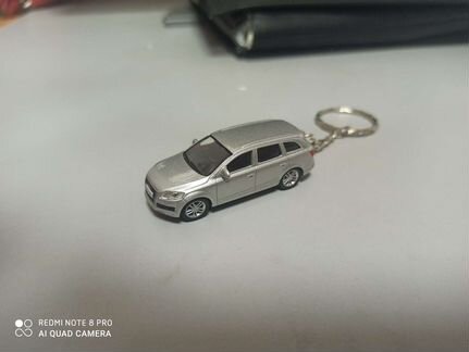 Брелок модель машинки Audi Q7 1:64