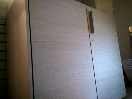 Шкаф-сейф с полкой закрывается под ключ кремовый