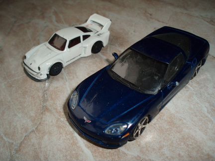 Модели Авто Porsche 934.5 и Chevrolet Corvette