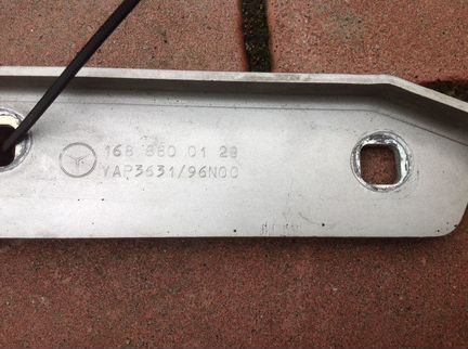 Петля капота левая Мерседес W168 A1688800128