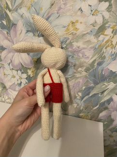 Вязаная игрушка зайка