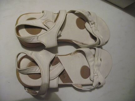 Белые босоножки