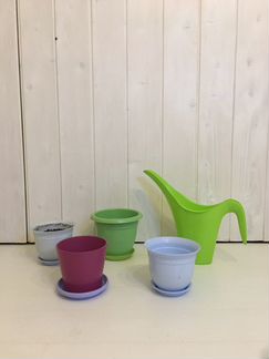 Горшки для цветов и лейка