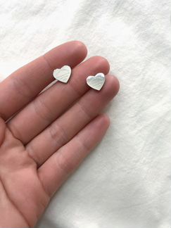 Серьги гвоздики сердечки из медицинской стали