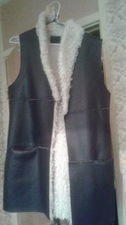 Жилетка с искусственным мехом бренда Зара