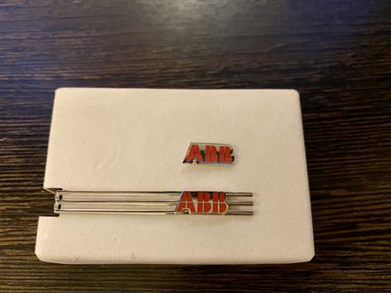 Значок и зажим для галстука ABB