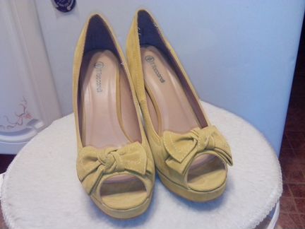 Туфли горчичного цвета с бантами