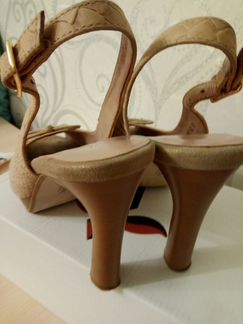 Эффектные кожаные босоножки