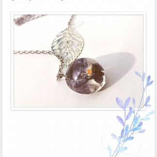 Колье с цветком лесной фиалки в эпоксидной смоле