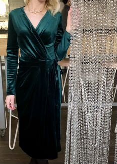 Платье с запАхом, зелёный бархат