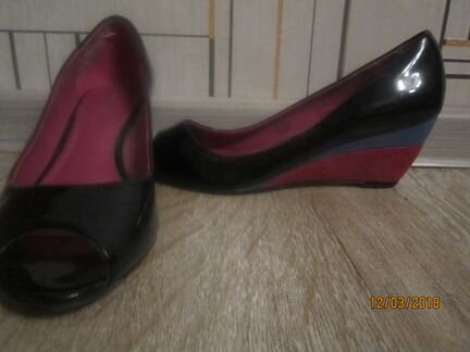 Туфи лакированные на не высокой танкетке