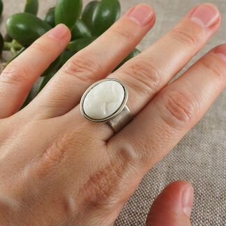 Кольцо Камея кремовая серебристая (стекло 13х18мм)