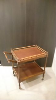 Сервировочный столик на колесиках