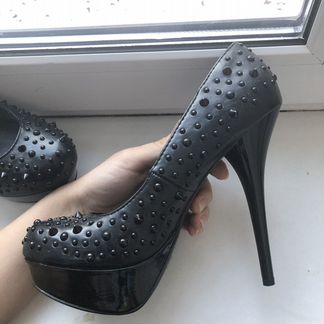 Туфли с шипами на каблуке