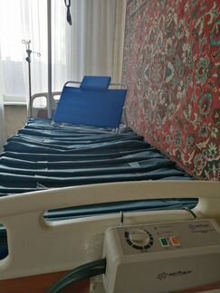 Медицинская кровать для больных с двумя матрсами